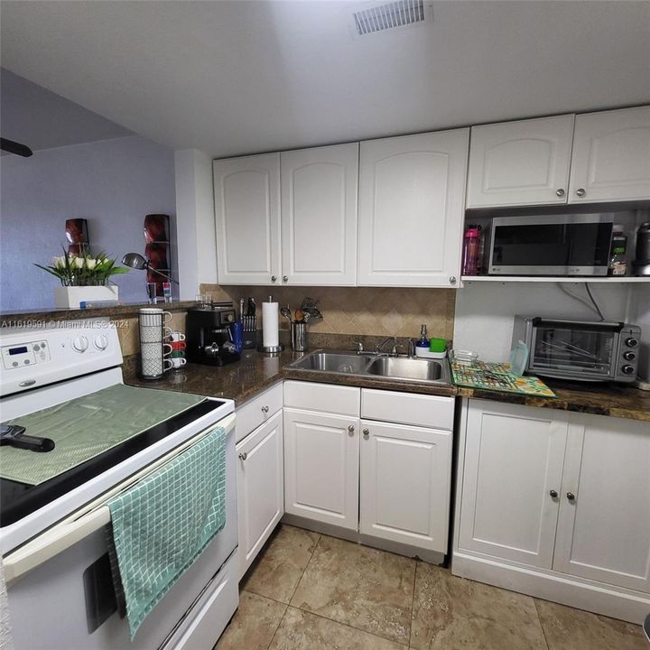 For Sale: $219,900 (1 beds, 1 baths, 768 Square Feet)