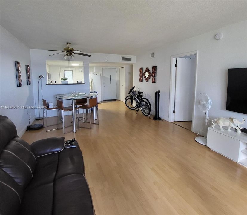 For Sale: $219,900 (1 beds, 1 baths, 768 Square Feet)