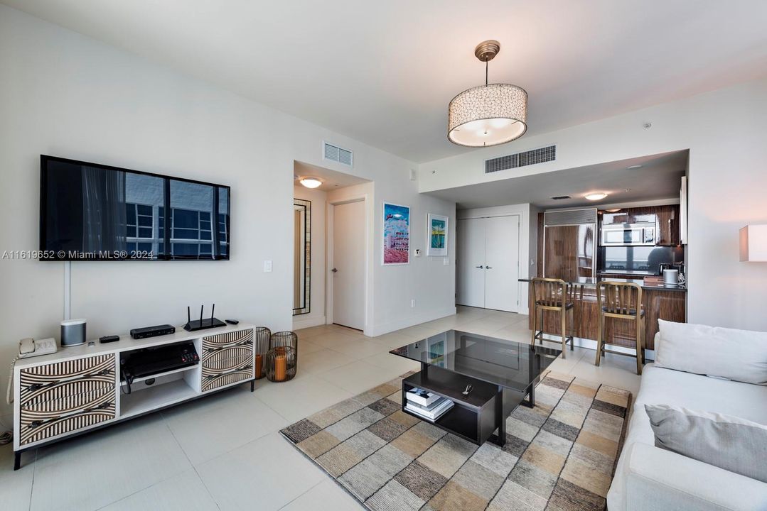 For Sale: $650,000 (1 beds, 1 baths, 820 Square Feet)