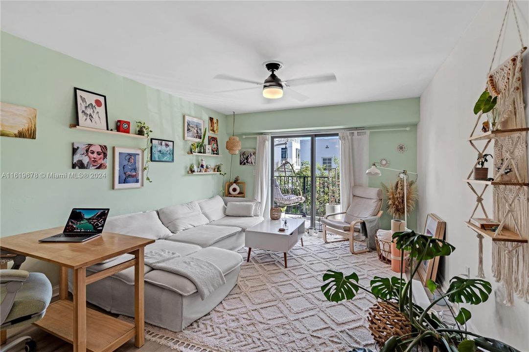 Recently Sold: $385,000 (1 beds, 1 baths, 814 Square Feet)