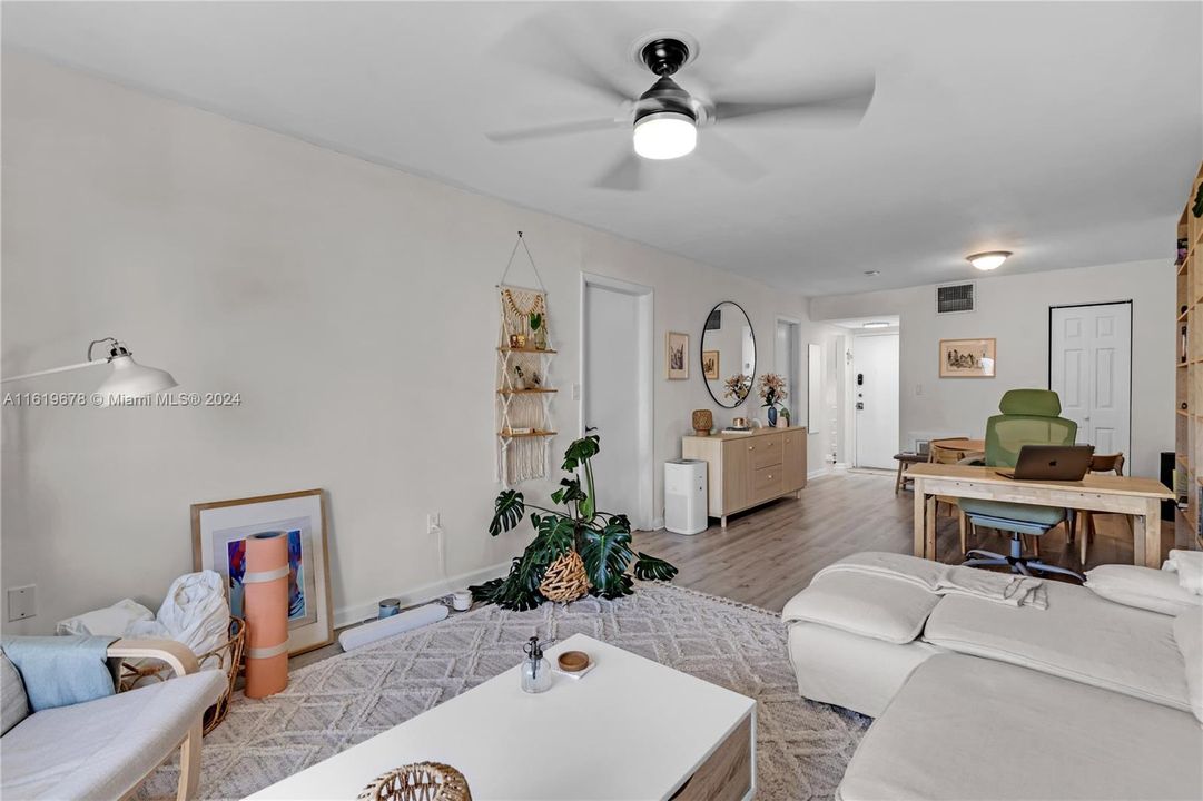 Recently Sold: $385,000 (1 beds, 1 baths, 814 Square Feet)