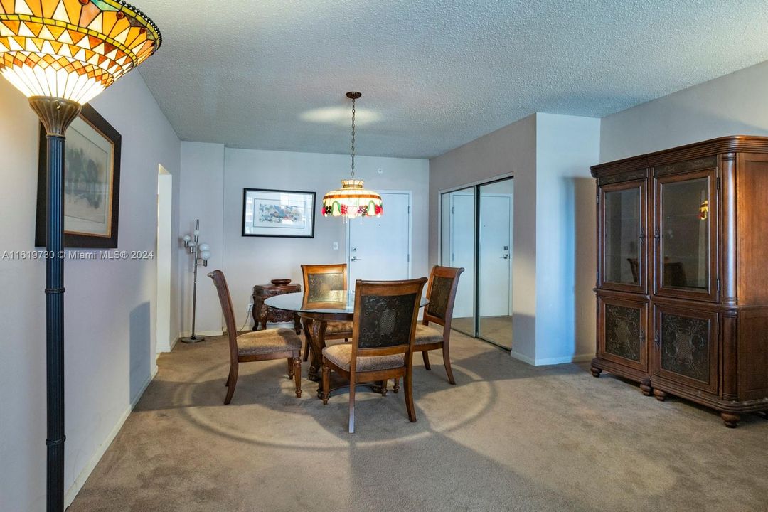 For Sale: $395,000 (1 beds, 1 baths, 910 Square Feet)