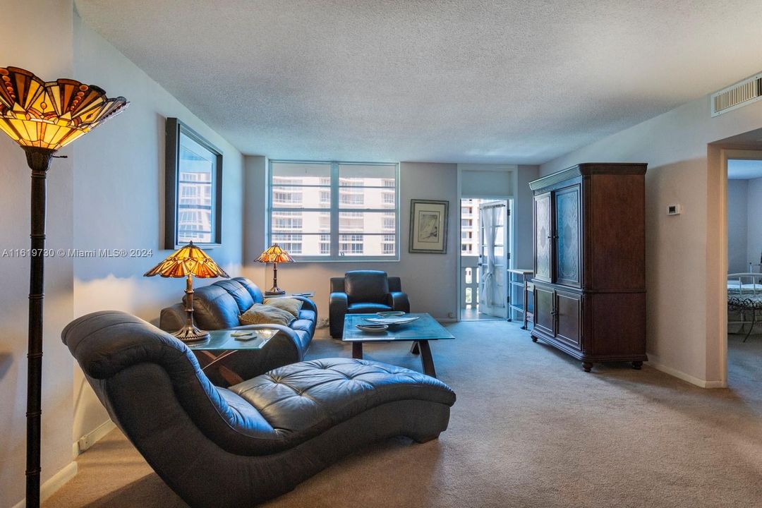 For Sale: $395,000 (1 beds, 1 baths, 910 Square Feet)