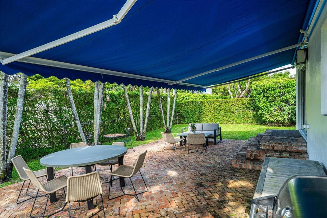 Recently Sold: $1,385,000 (3 beds, 2 baths, 1616 Square Feet)