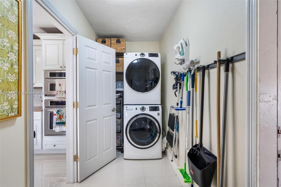 Recently Sold: $1,385,000 (3 beds, 2 baths, 1616 Square Feet)