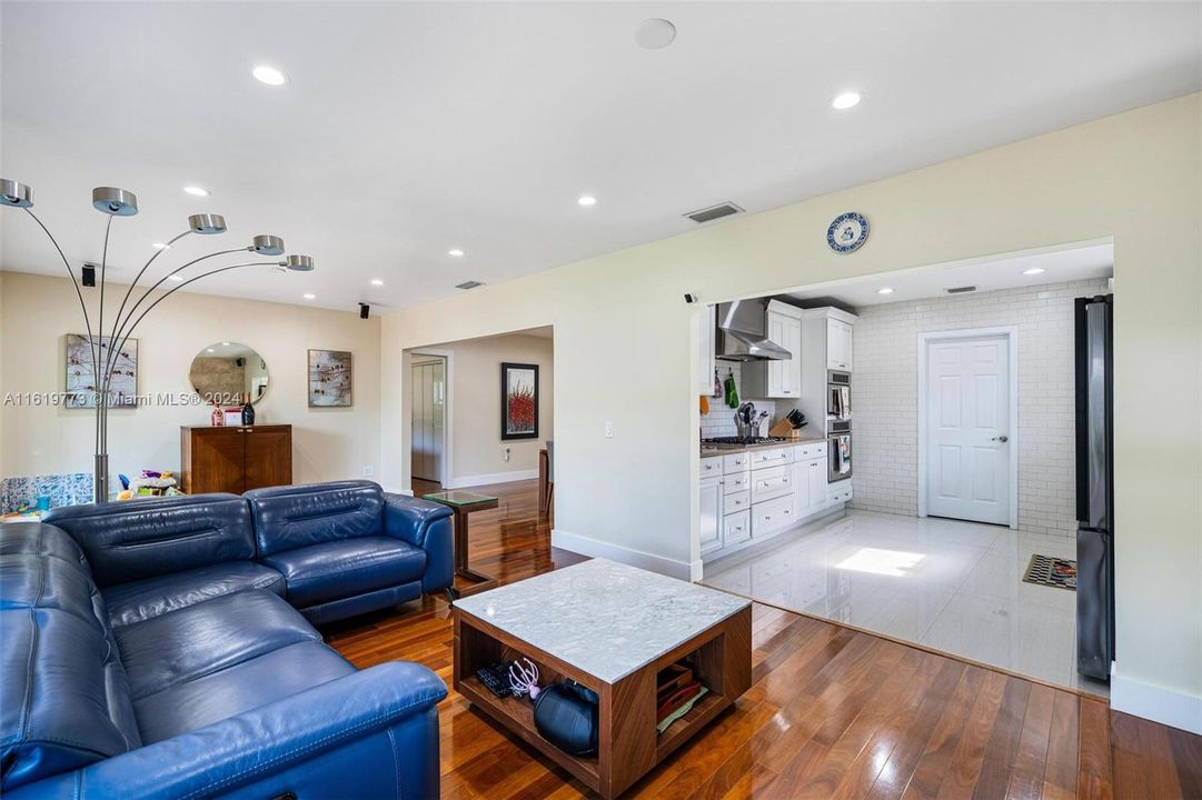 Recently Sold: $1,385,000 (3 beds, 2 baths, 1616 Square Feet)