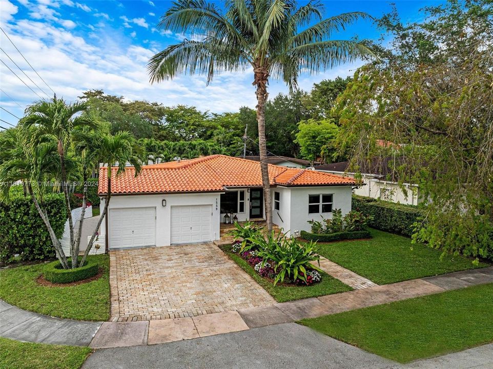 Recently Sold: $1,385,000 (3 beds, 2 baths, 1616 Square Feet)