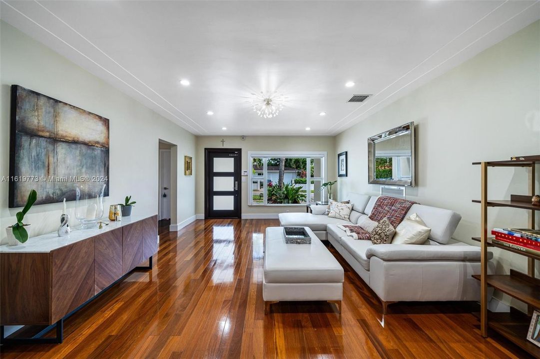 Recently Sold: $1,385,000 (3 beds, 2 baths, 1616 Square Feet)