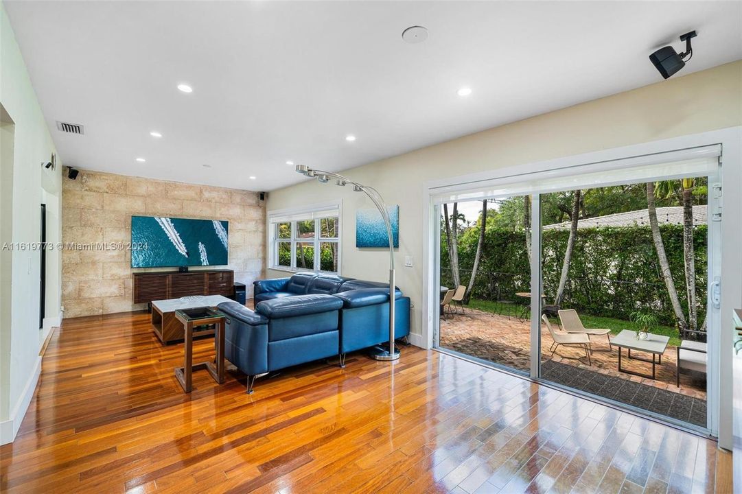 Recently Sold: $1,385,000 (3 beds, 2 baths, 1616 Square Feet)