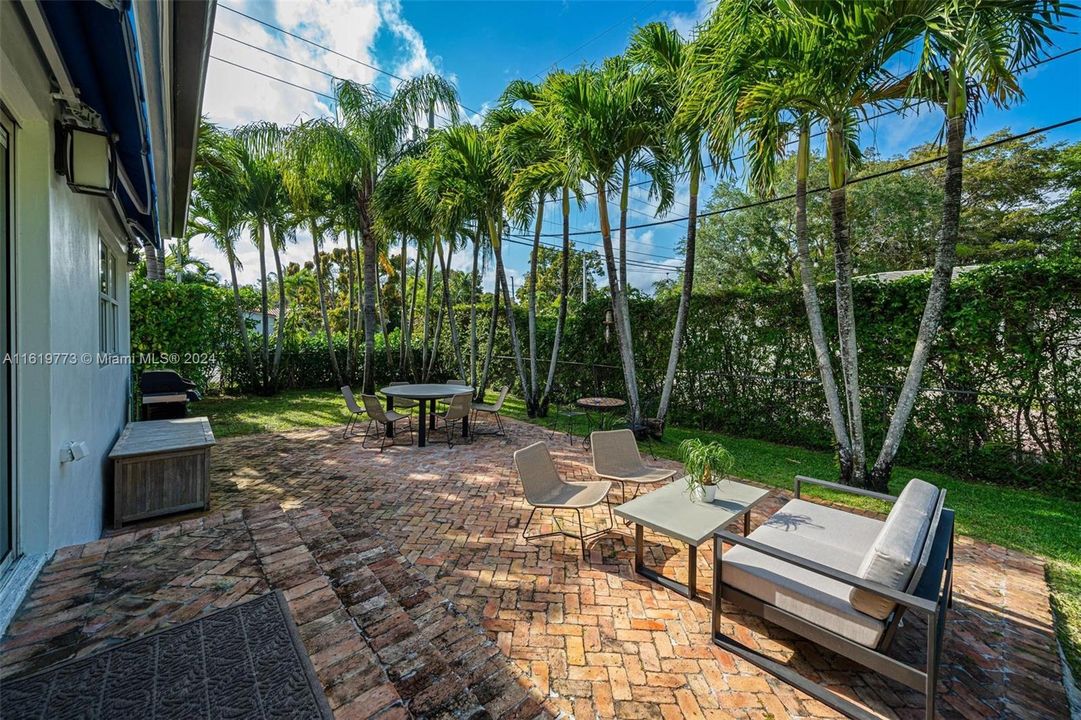Recently Sold: $1,385,000 (3 beds, 2 baths, 1616 Square Feet)
