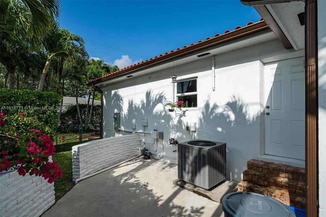 Recently Sold: $1,385,000 (3 beds, 2 baths, 1616 Square Feet)
