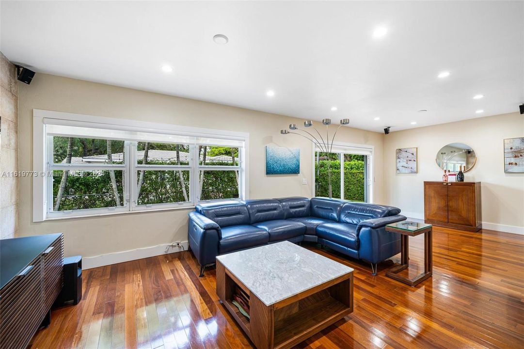 Recently Sold: $1,385,000 (3 beds, 2 baths, 1616 Square Feet)