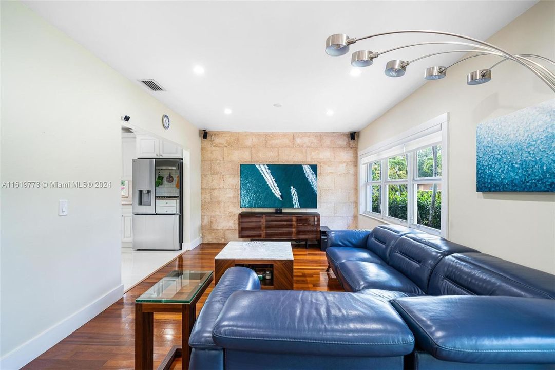 Recently Sold: $1,385,000 (3 beds, 2 baths, 1616 Square Feet)