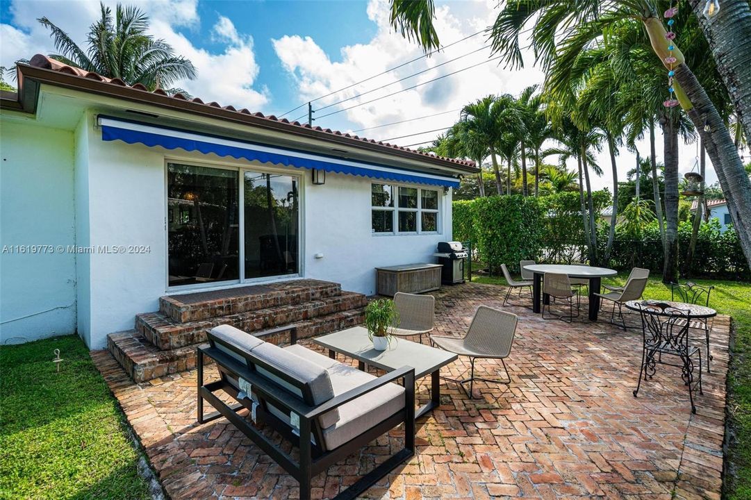 Recently Sold: $1,385,000 (3 beds, 2 baths, 1616 Square Feet)