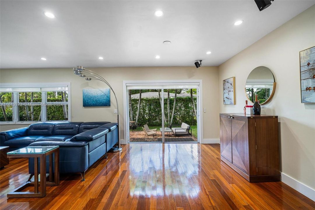 Recently Sold: $1,385,000 (3 beds, 2 baths, 1616 Square Feet)