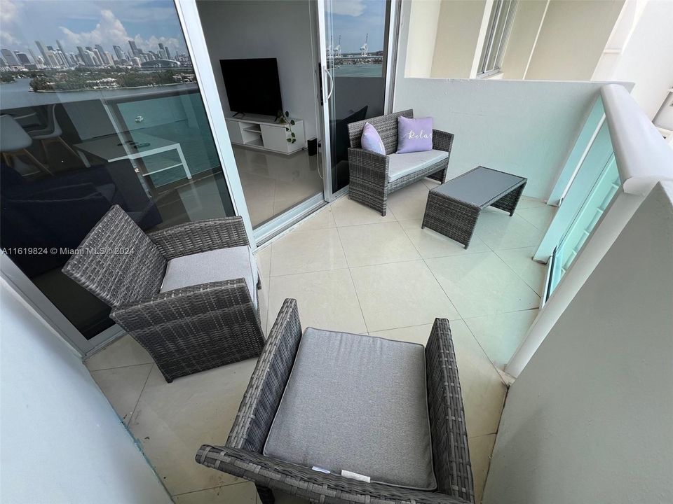 For Sale: $654,900 (1 beds, 1 baths, 837 Square Feet)