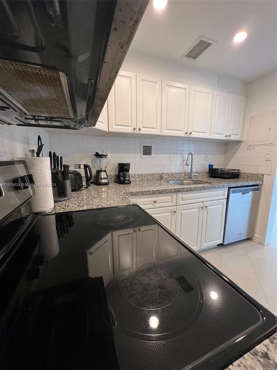 For Sale: $653,500 (1 beds, 1 baths, 837 Square Feet)