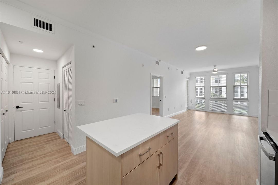 Active With Contract: $2,098 (1 beds, 1 baths, 750 Square Feet)