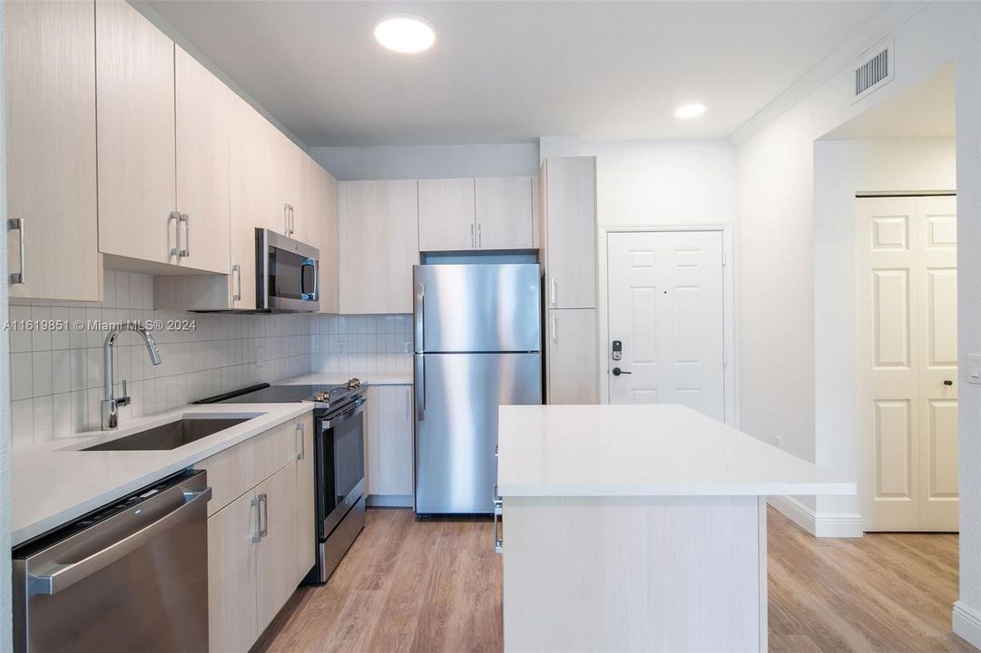 Active With Contract: $2,098 (1 beds, 1 baths, 750 Square Feet)