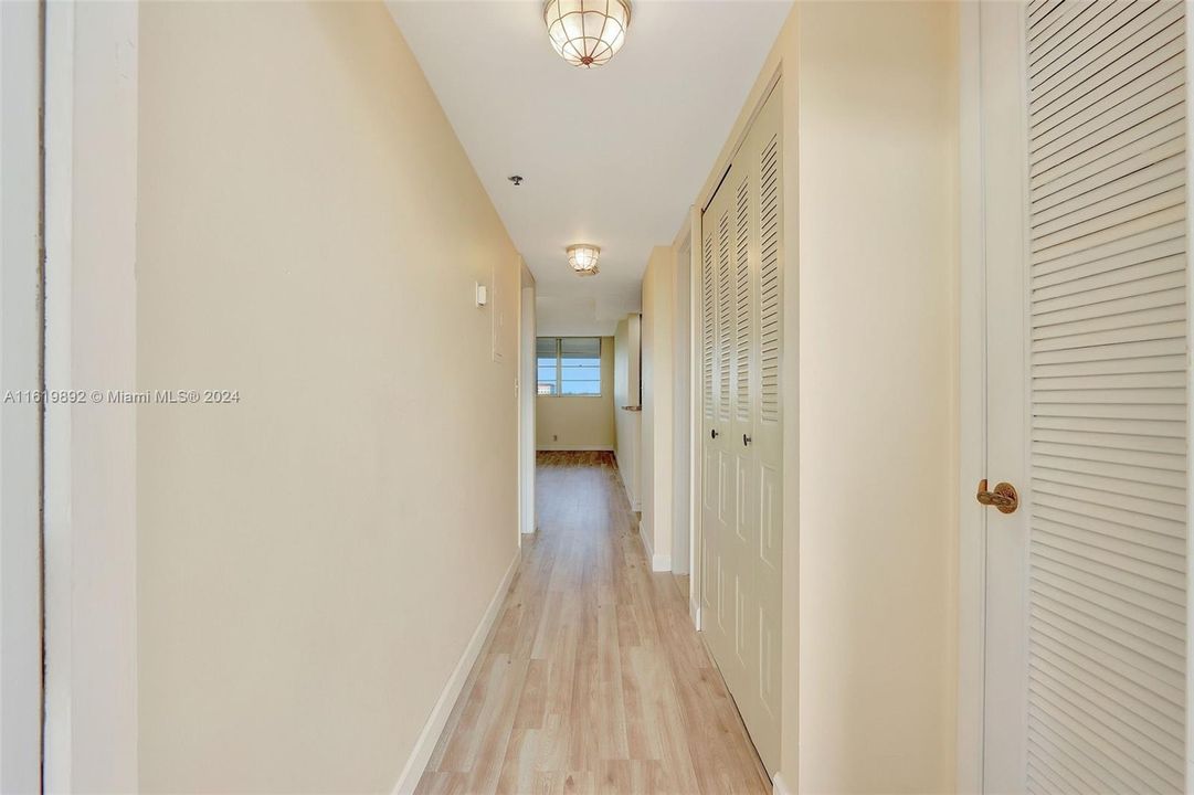 Active With Contract: $190,000 (1 beds, 1 baths, 900 Square Feet)