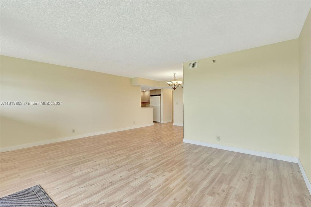 Active With Contract: $190,000 (1 beds, 1 baths, 900 Square Feet)