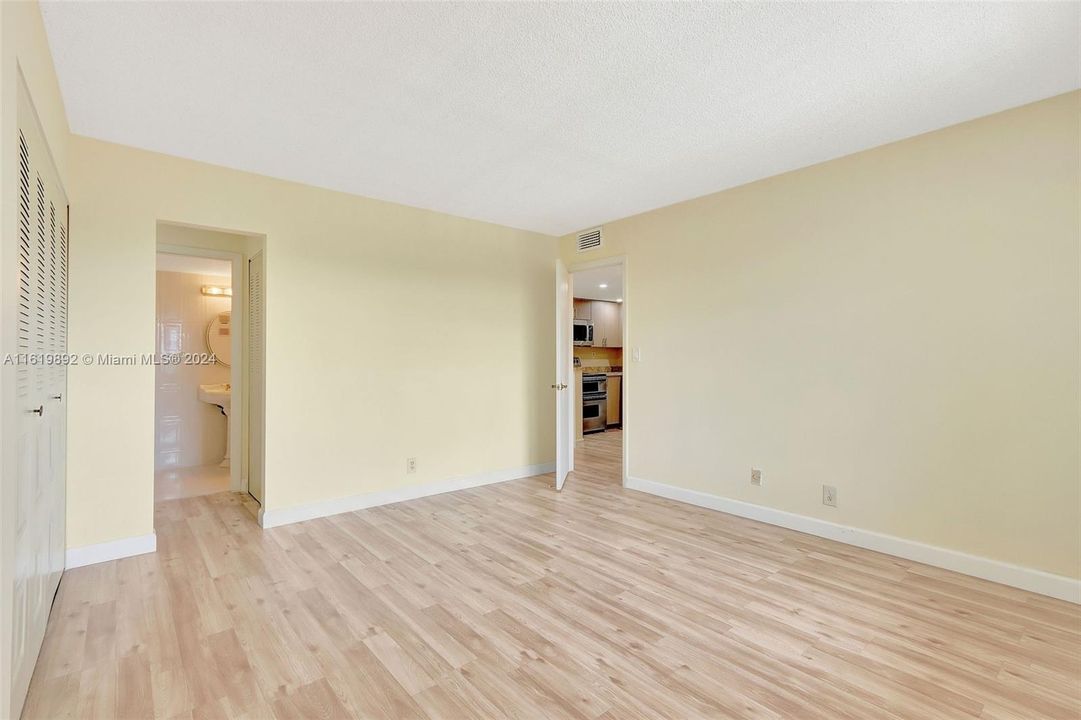 Active With Contract: $190,000 (1 beds, 1 baths, 900 Square Feet)