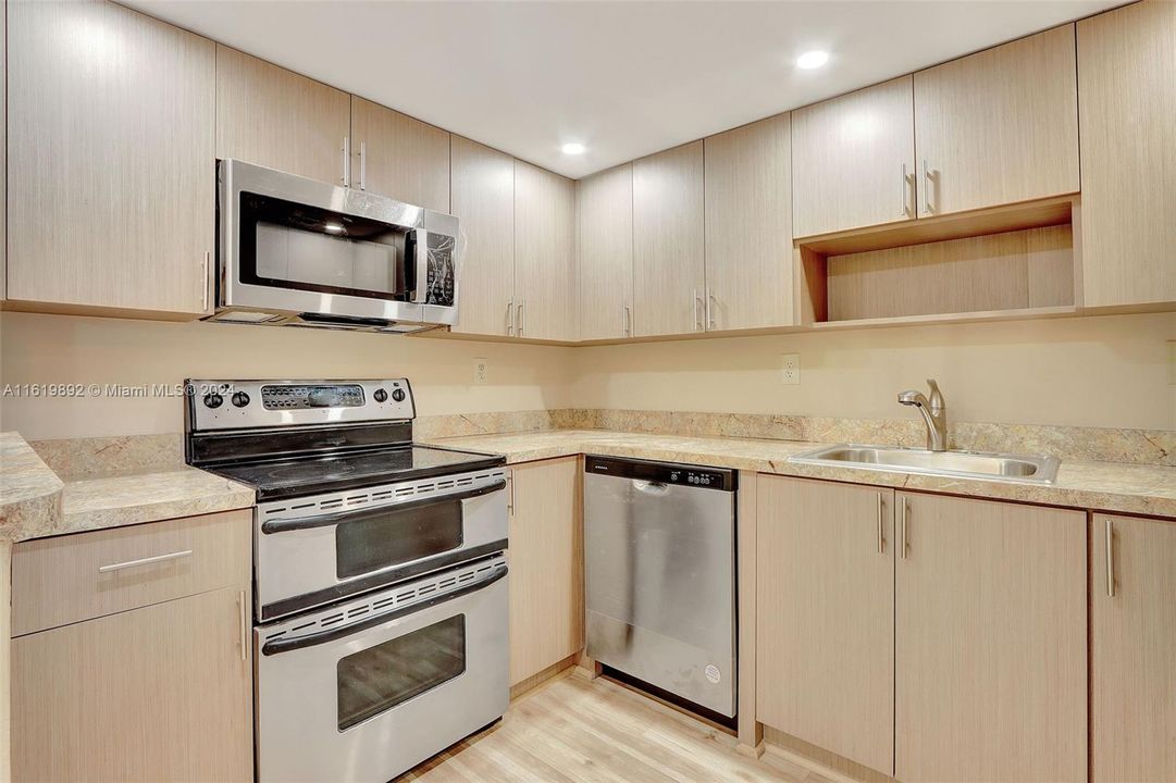 Active With Contract: $190,000 (1 beds, 1 baths, 900 Square Feet)