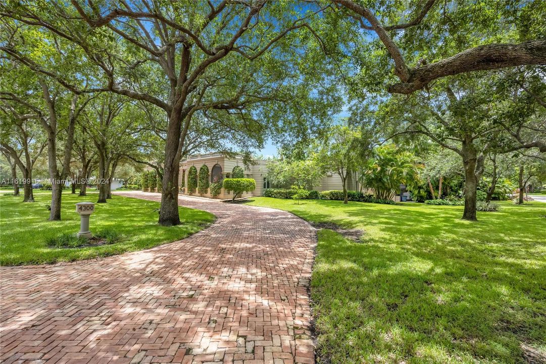 Active With Contract: $4,995,000 (5 beds, 5 baths, 5686 Square Feet)