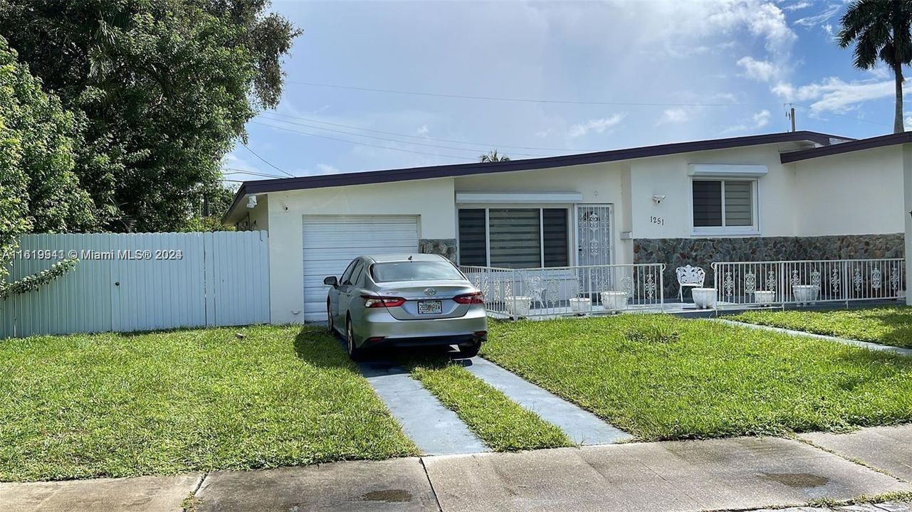 Active With Contract: $3,300 (3 beds, 2 baths, 1582 Square Feet)