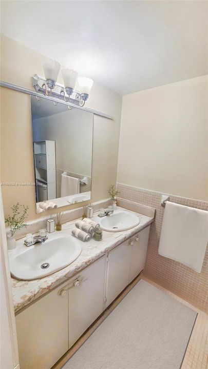 На продажу: $184,999 (1 спален, 1 ванн, 700 Квадратных фут)