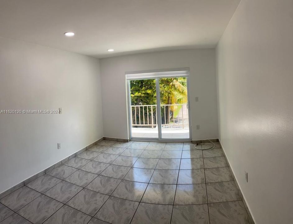 Active With Contract: $249,900 (2 beds, 1 baths, 707 Square Feet)