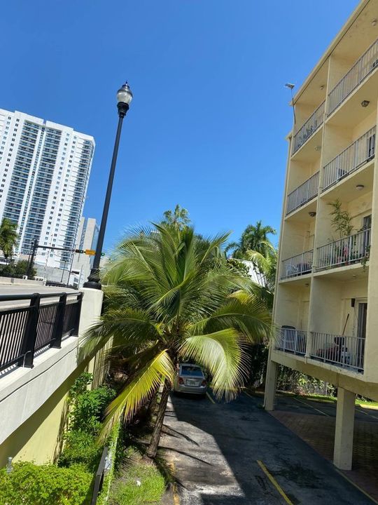 Active With Contract: $249,900 (2 beds, 1 baths, 707 Square Feet)