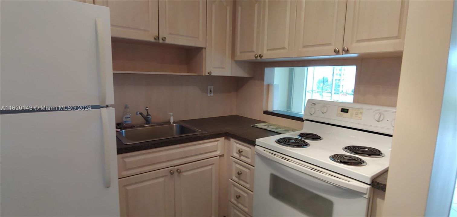 For Sale: $175,000 (1 beds, 1 baths, 768 Square Feet)