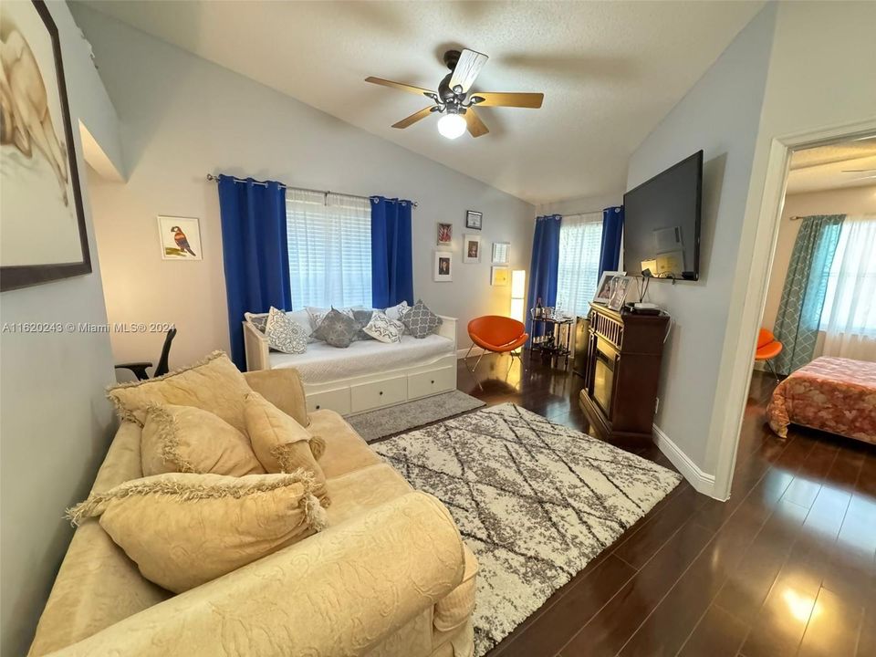 For Sale: $395,000 (2 beds, 2 baths, 1449 Square Feet)