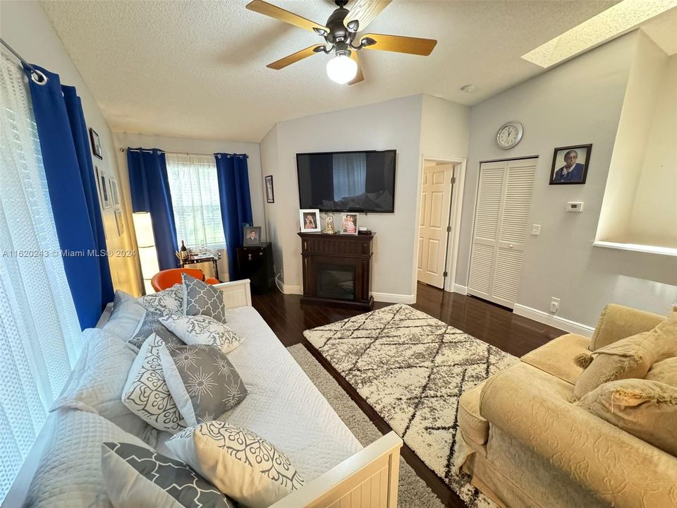 For Sale: $395,000 (2 beds, 2 baths, 1449 Square Feet)