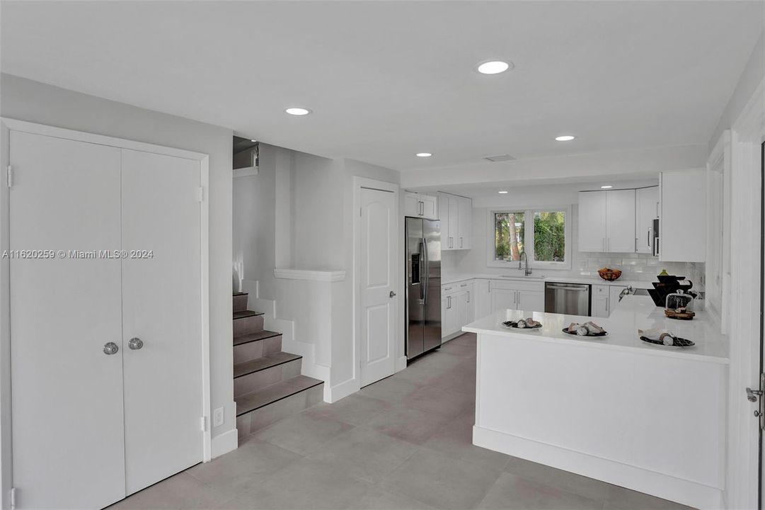 Active With Contract: $1,250,000 (3 beds, 2 baths, 1644 Square Feet)