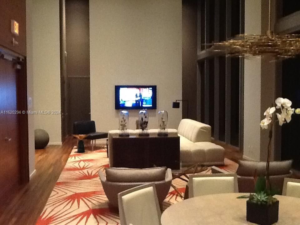 Recently Rented: $6,250 (3 beds, 2 baths, 1308 Square Feet)