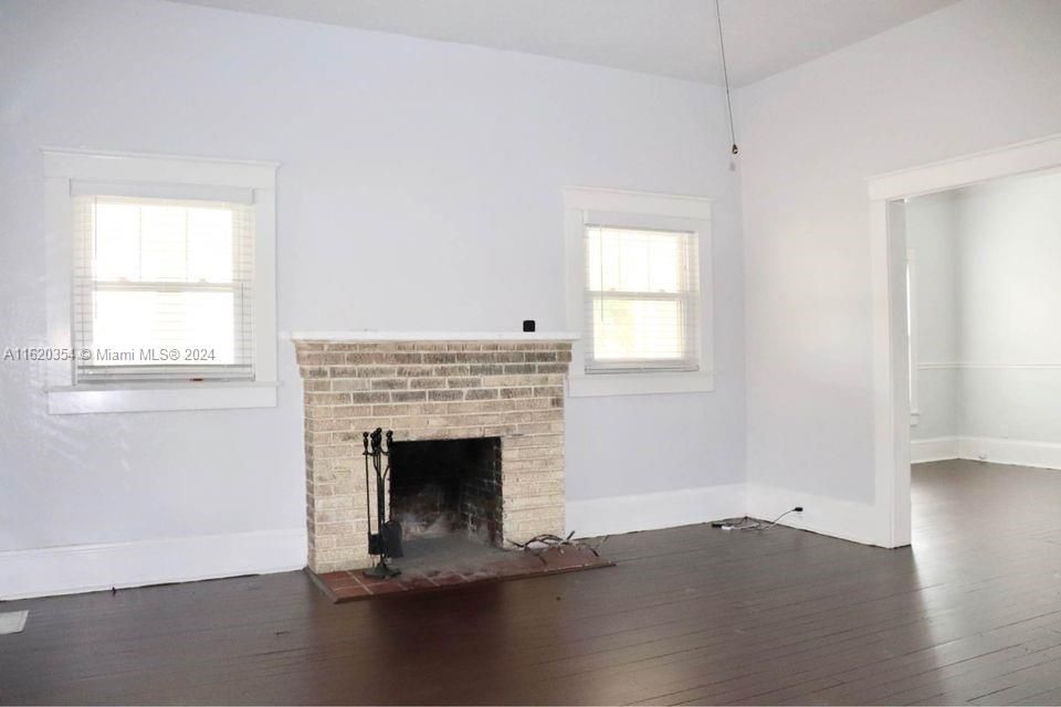 Recently Rented: $1,750 (3 beds, 1 baths, 1865 Square Feet)