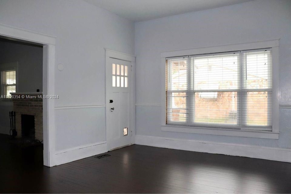 Recently Rented: $1,750 (3 beds, 1 baths, 1865 Square Feet)