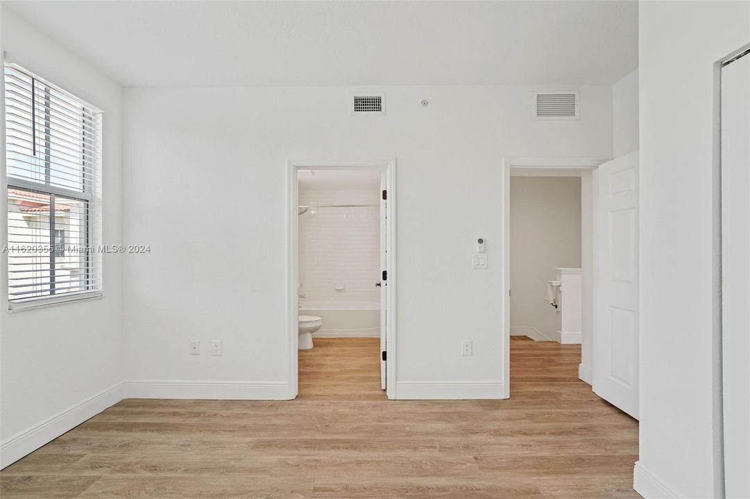 Active With Contract: $3,292 (2 beds, 2 baths, 1516 Square Feet)