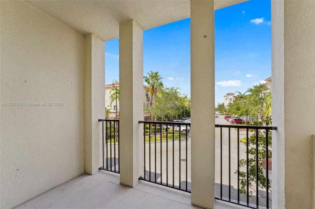 Active With Contract: $3,292 (2 beds, 2 baths, 1516 Square Feet)