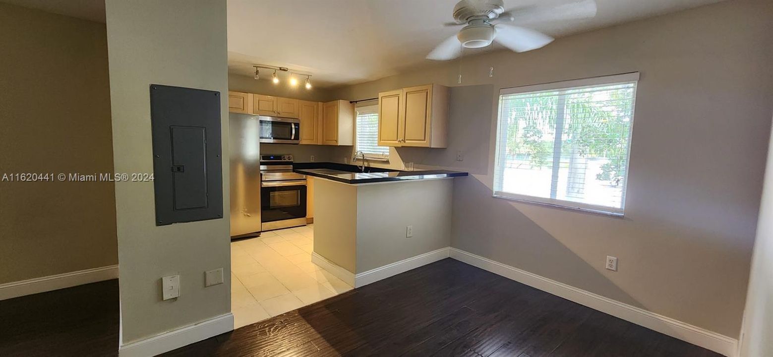 For Rent: $2,100 (3 beds, 2 baths, 1092 Square Feet)