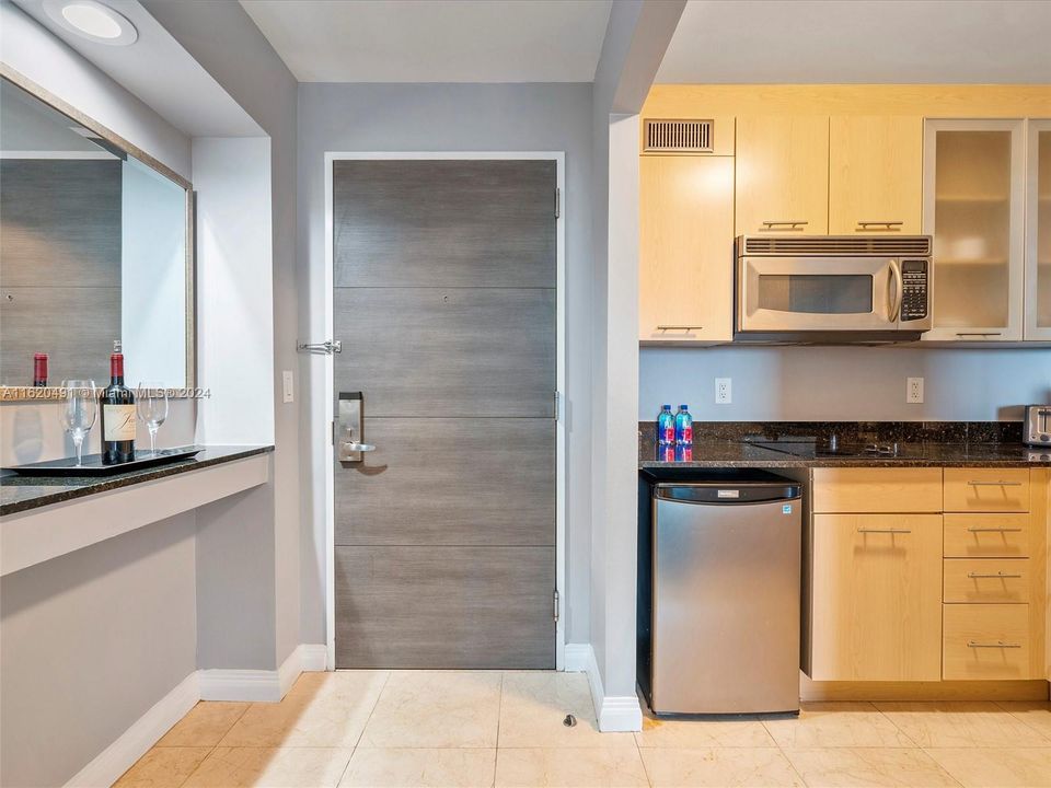 For Sale: $184,999 (1 beds, 1 baths, 548 Square Feet)