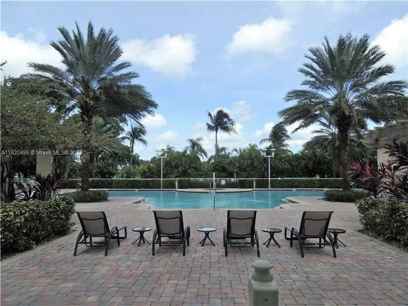 Recently Rented: $2,399 (1 beds, 1 baths, 915 Square Feet)