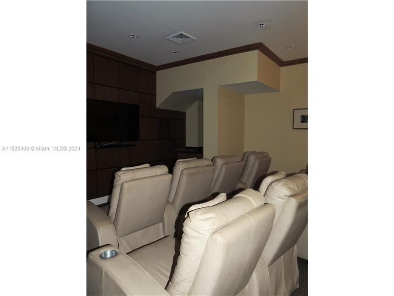 Recently Rented: $2,399 (1 beds, 1 baths, 915 Square Feet)