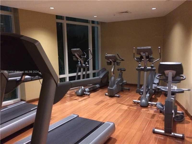 Recently Rented: $2,399 (1 beds, 1 baths, 915 Square Feet)