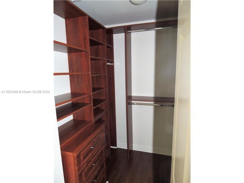 Recently Rented: $2,399 (1 beds, 1 baths, 915 Square Feet)