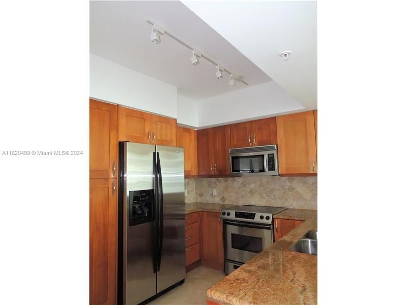 Recently Rented: $2,399 (1 beds, 1 baths, 915 Square Feet)