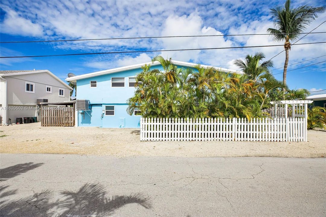 For Sale: $1,375,000 (3 beds, 1 baths, 1200 Square Feet)