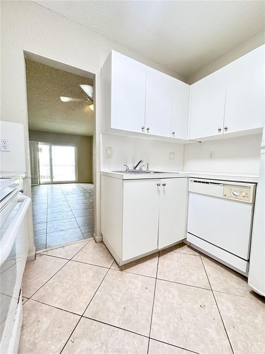 For Rent: $1,700 (1 beds, 1 baths, 710 Square Feet)